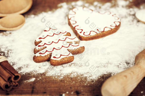 木制砧板<strong>上</strong>的圣诞<strong>饼干</strong>、香料和面粉