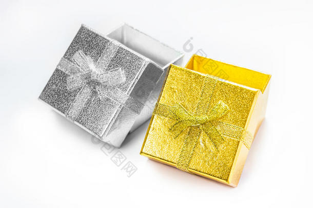 金色和银色礼品盒，白色背景上有金色丝带
