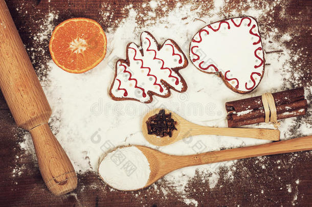 木制砧板上的圣诞饼干、香料和面粉