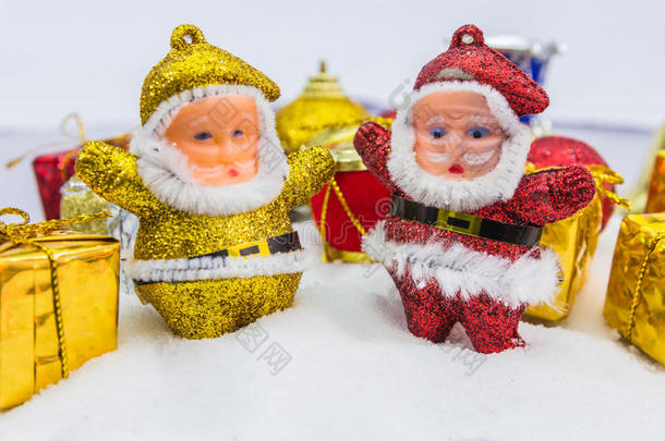 圣诞背景，雪中有一个金色的礼品盒