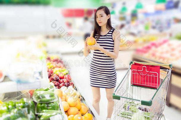 中国女孩在挑选水果