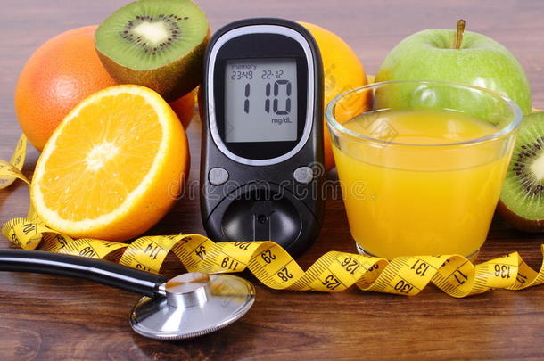 <strong>血糖仪</strong>，听诊器，水果，果汁和厘米，糖尿病的生活方式和营养