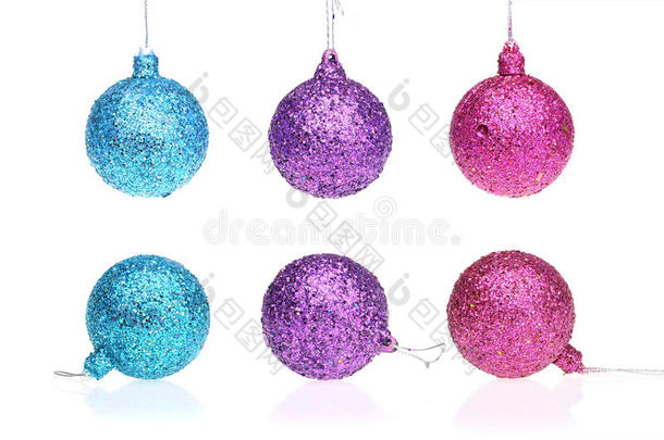 蓝色、紫色和粉<strong>红色</strong>的圣诞球。 孤立的圣诞<strong>装饰品</strong>