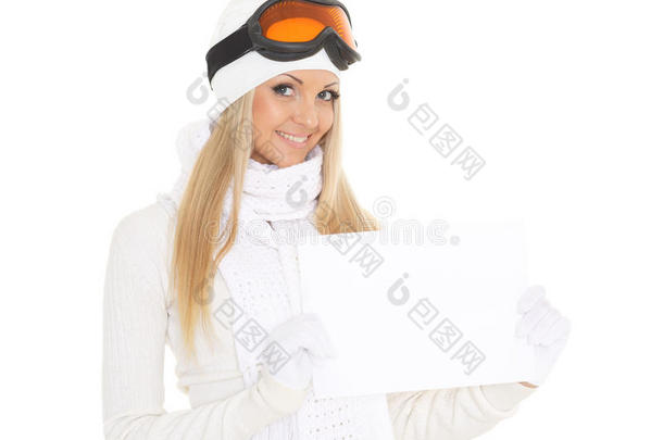 一位年轻女子戴着滑雪眼镜，拿着空木板写课文。