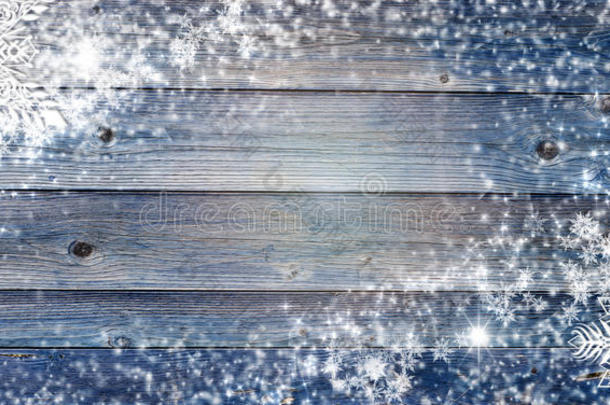 蓝色的冬天木制背景，周围有雪花。 圣诞节，新年卡，复制空间在中心