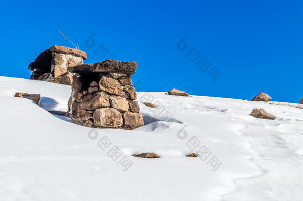 雪屋屋顶上的烟囱