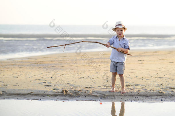 孩子正在<strong>海边</strong>的海滩上<strong>钓鱼</strong>