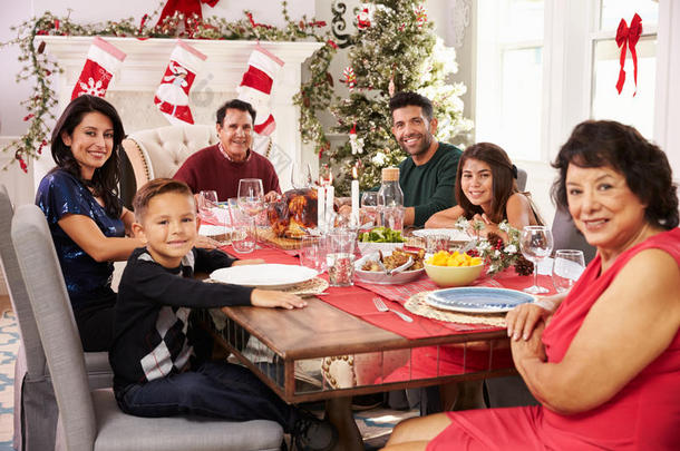 一家人和祖父母在餐桌上享用圣诞大餐