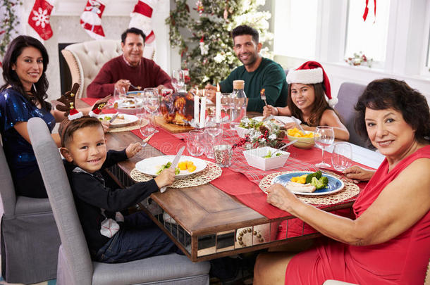 一家人和祖父母在餐桌上享用圣诞<strong>大餐</strong>