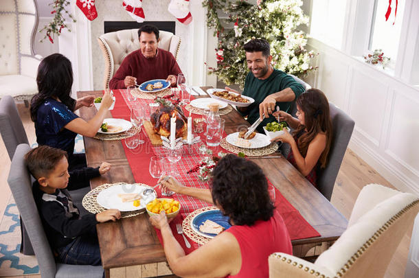 一家人和祖父母在餐桌上享用圣诞大餐