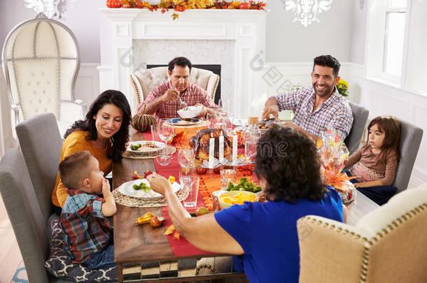 家人和祖父母在餐桌上享用感恩节<strong>大餐</strong>