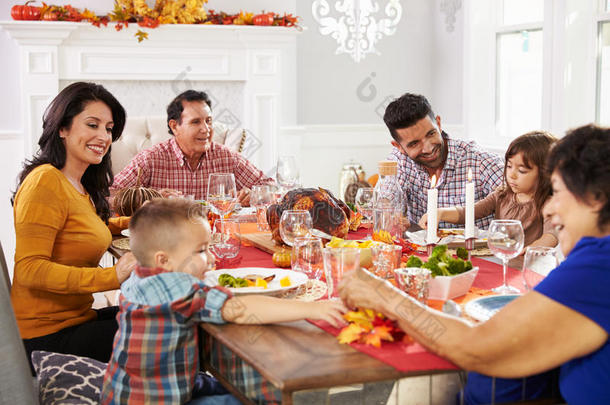 家人和祖<strong>父母</strong>在餐桌上享用<strong>感恩</strong>节大餐