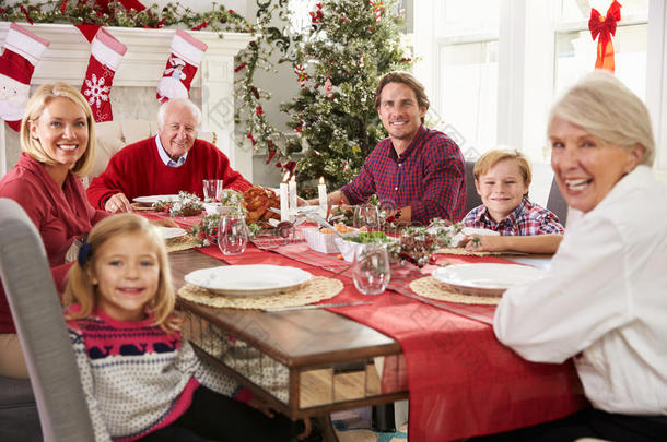 一家人和祖父母在餐桌上享用圣诞<strong>大餐</strong>