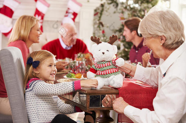 孙女和祖母一起享受<strong>圣诞大餐</strong>