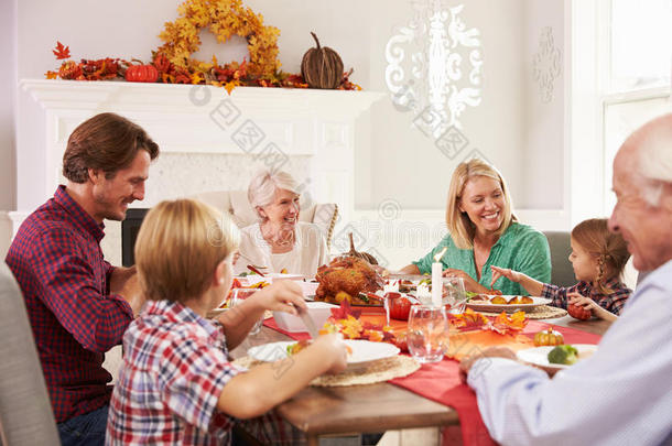 家人和祖父母在餐桌上享用<strong>感恩节大</strong>餐