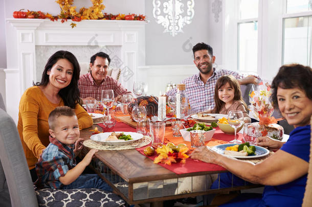 家人和祖父母在餐桌上享用感恩节<strong>大餐</strong>