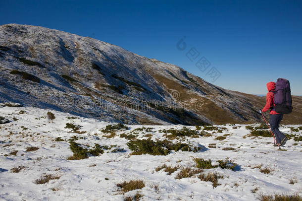 登山者穿过雪。