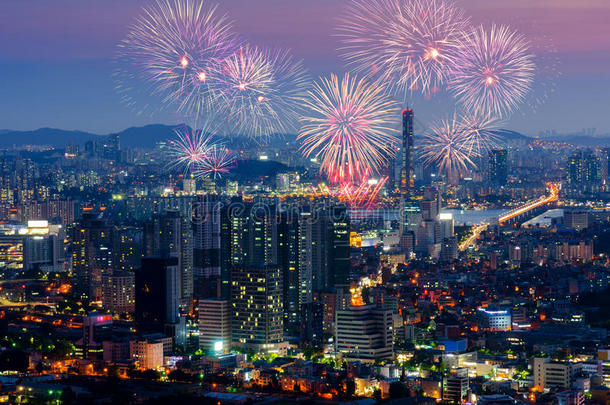 韩国首尔五颜六色的烟花。