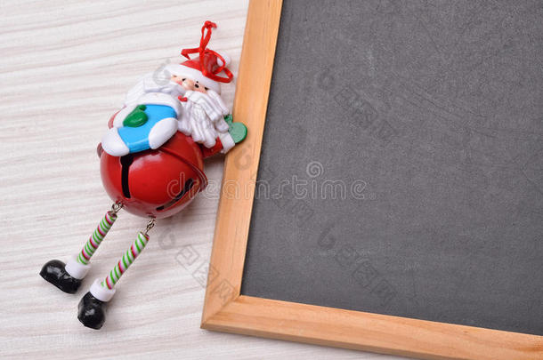 黑板上的木材背景与圣诞老人和复制空间的圣诞<strong>愿望清单</strong>