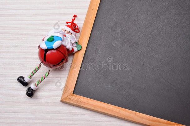 黑板上的木材背景与圣诞老人和复制空间的圣诞<strong>愿望清单</strong>