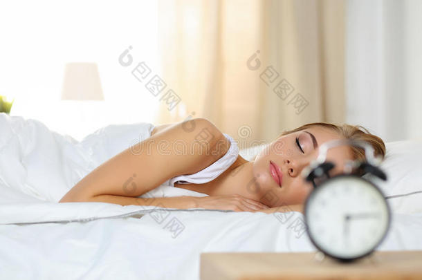 美丽的金发女人安静地躺在床上睡觉
