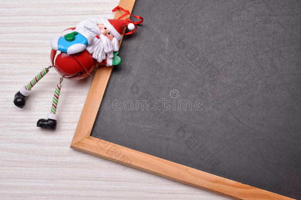 黑板上的木材背景与圣诞老人和复制空间的圣诞愿望清单