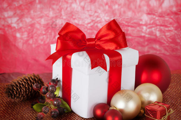 红色背景上的圣诞礼物和装饰品