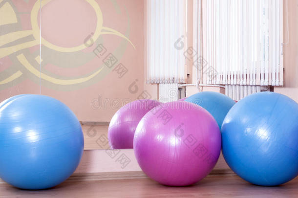 <strong>室内运动</strong>健身中心地板上有四个健身球。