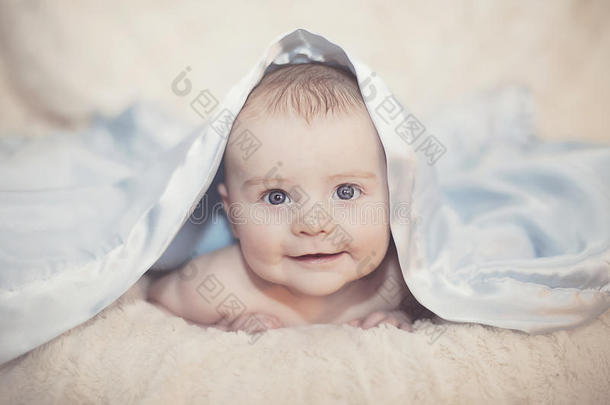 毛毯下的婴儿