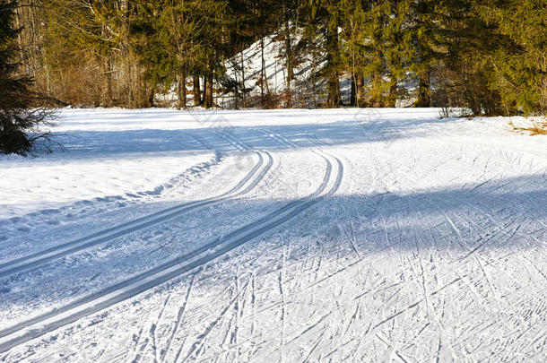 明亮的白色雪场和滑雪道