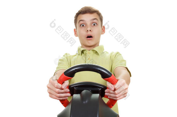 男孩玩一个驾驶游戏机，孤立在白色