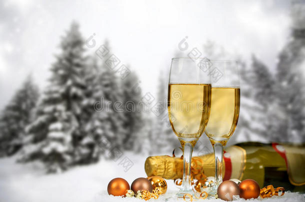 冬天背景下的圣诞装饰品和香槟