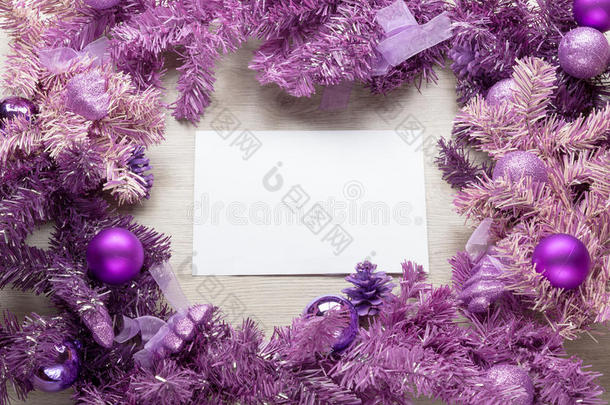 圣诞树上的圣诞卡片羊皮纸