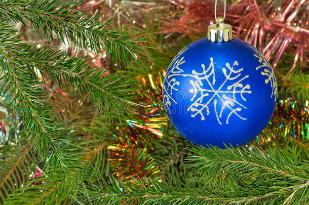 圣诞树背景特写上的圣诞装饰品
