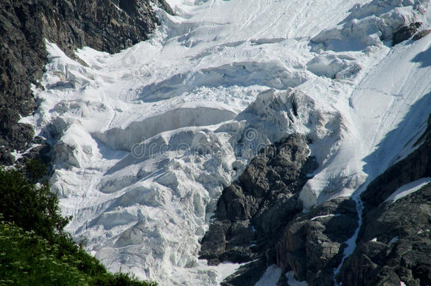 冰川冰块从山上掉下来