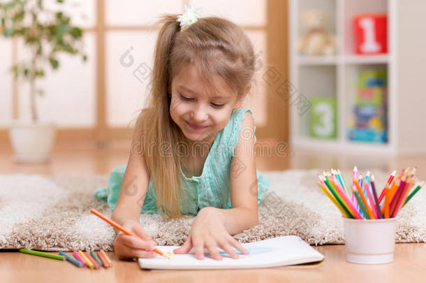 孩子小女孩孩子在家画画