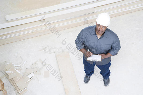 建筑工人检查房子
