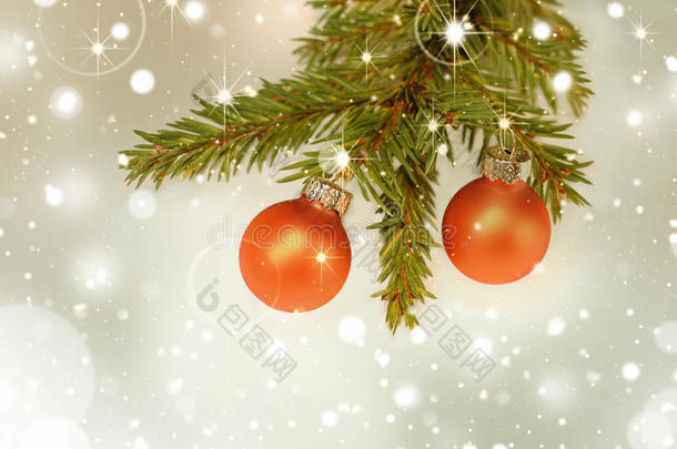 圣诞背景与圣诞球，冷杉树枝和灯