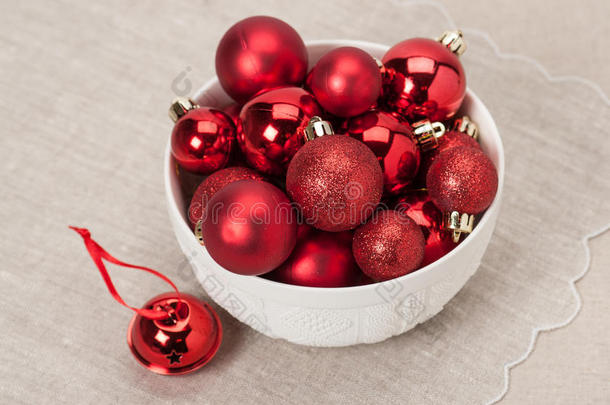 圣诞装饰。 红球和铃铛。 自然的