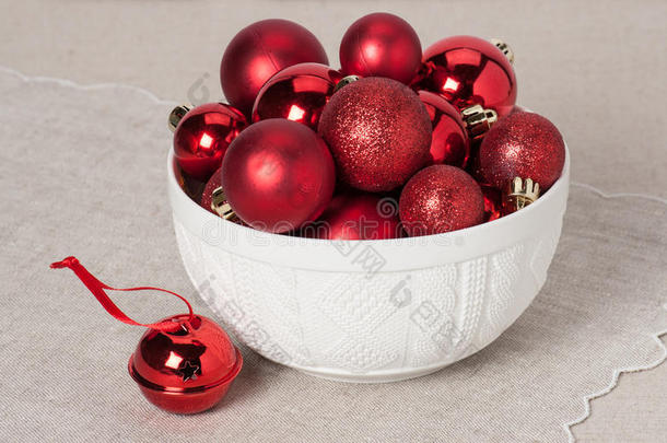 圣诞装饰。 <strong>红球</strong>和铃铛。 自然的