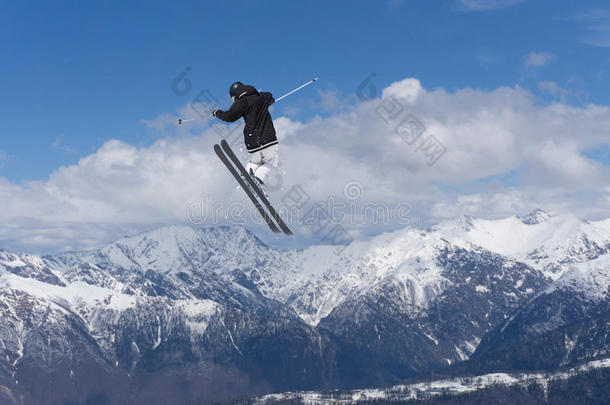 在山上飞滑雪者。 极限运动