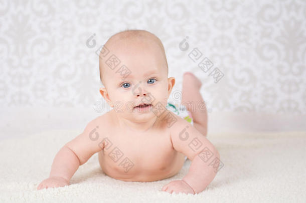 婴儿穿着可重复使用的尿布