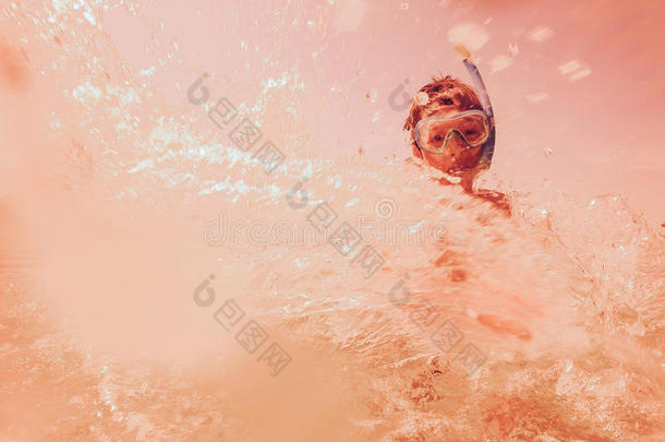 男孩在浮潜时溅水
