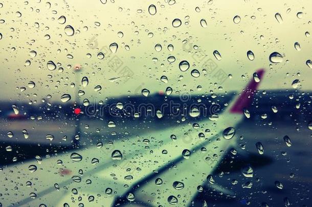 飞机雨景