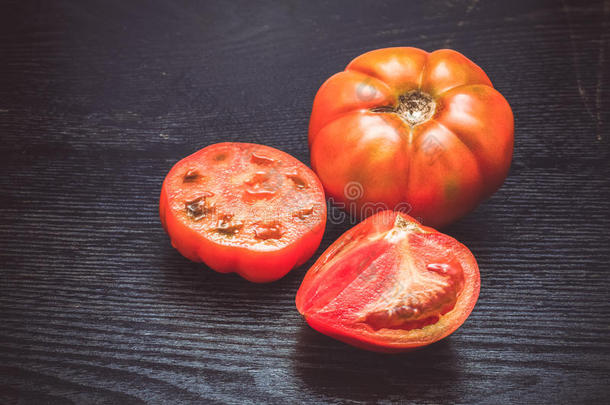 黑色桌子或木板上的新鲜成熟西红柿，如背景。 t
