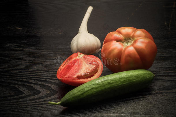 黑色桌子或木板上的新鲜成熟蔬菜，如背景。