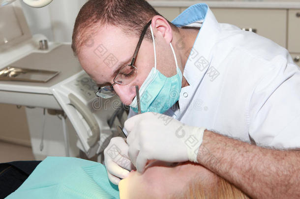 牙医在牙科室工作