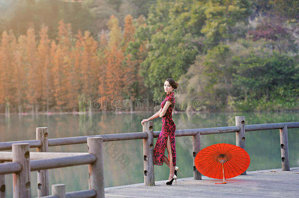 穿着旗袍的中国古典女人