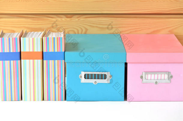 五颜六色的盒子和活页夹