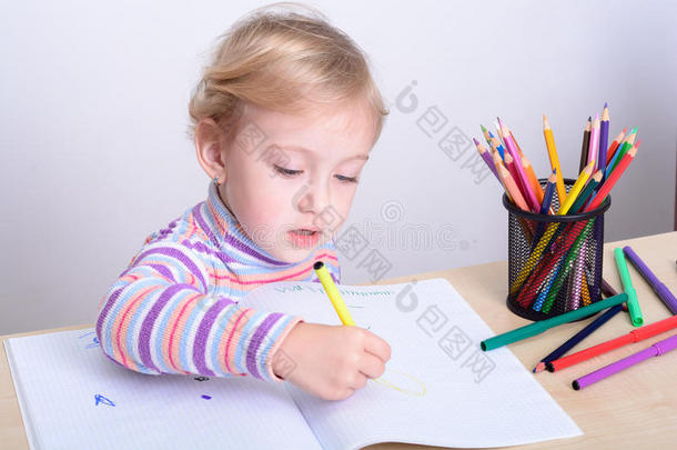 女孩用彩色铅笔画画